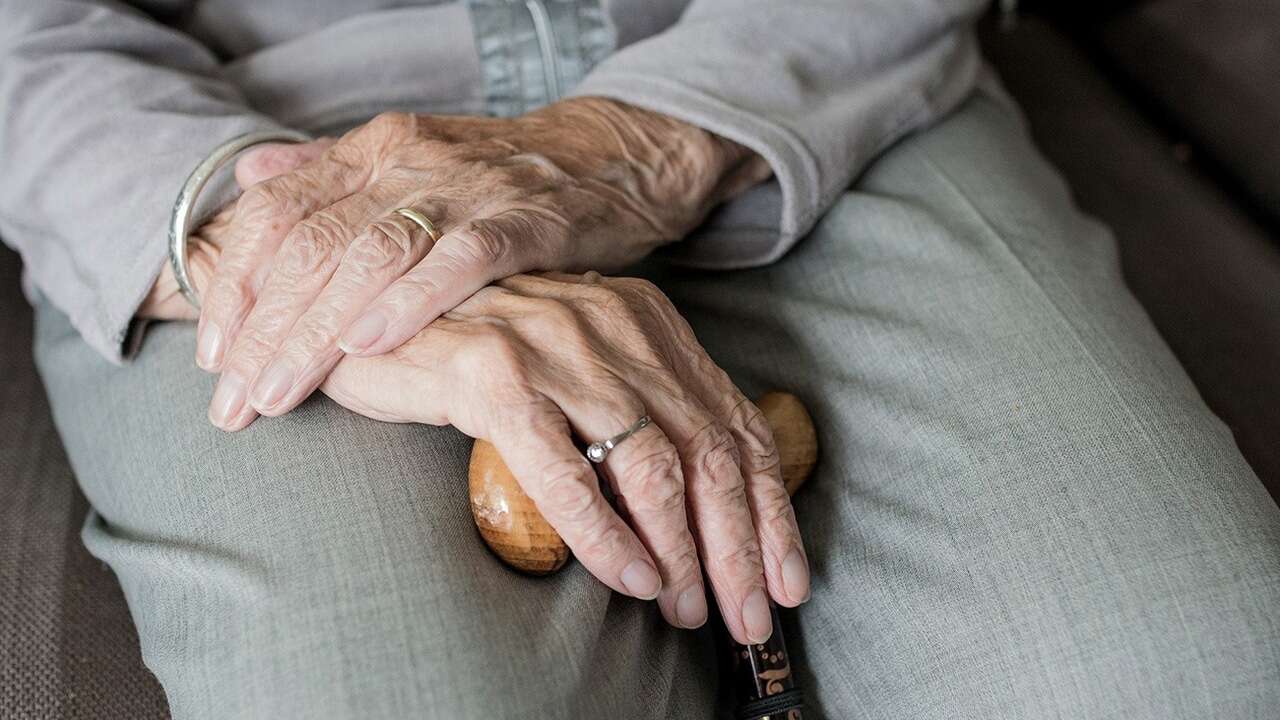 Si tu pareja muere y no tienes derecho a pensión de viudedad, esta es la prestación alternativa que puedes cobrar