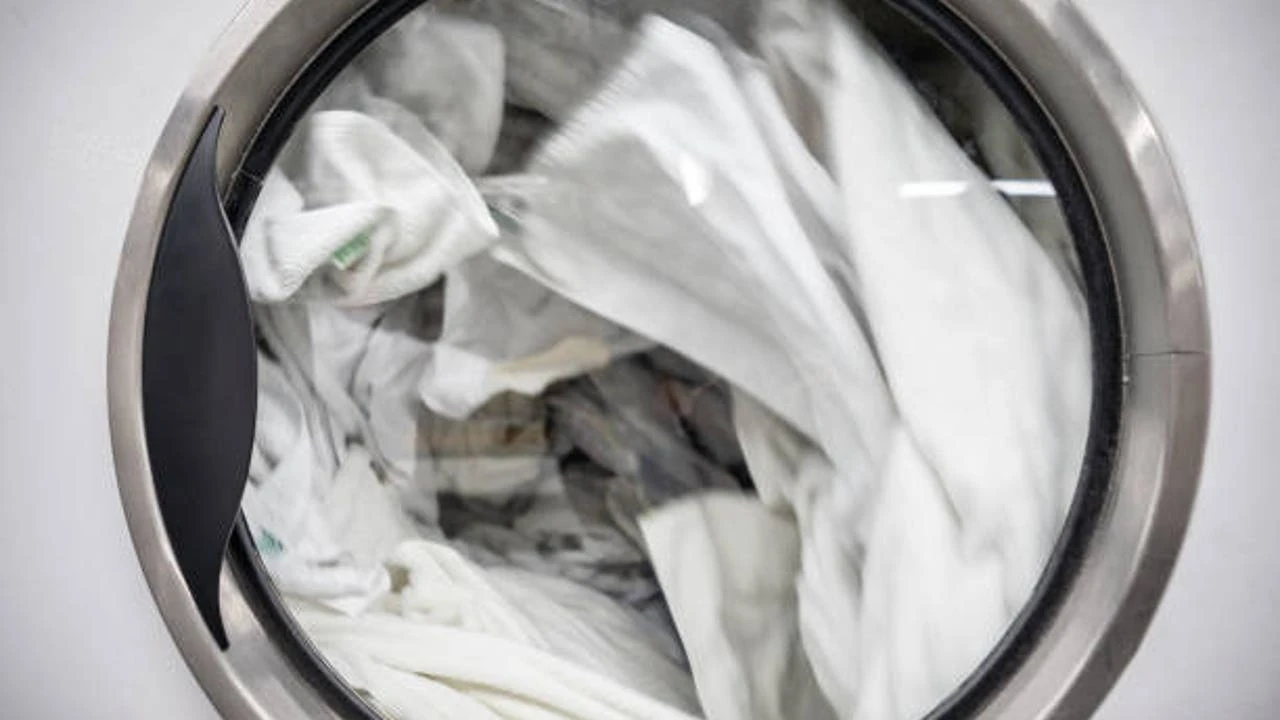 El detergente estrella según la OCU: cómo mantener el blanco de tu ropa por menos de 4 euros