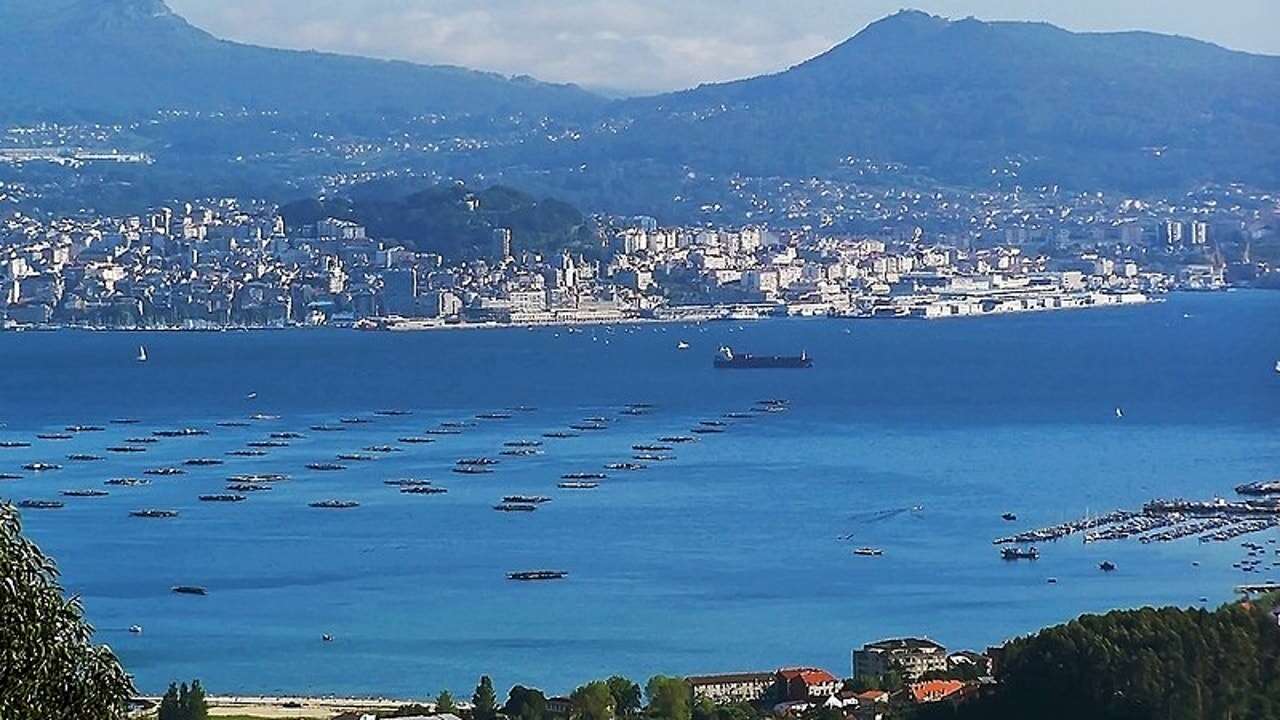 Localizan el cuerpo sin vida de una mujer tras caer un coche al mar en Pontevedra