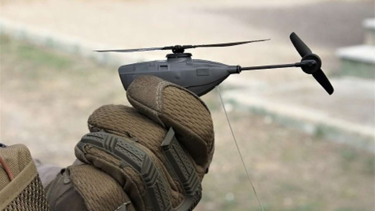 Así te puede espiar, ante tus narices, el pequeño Black Hornet 3, el microdrón que usarán los boinas verdes del Ejército del Aire