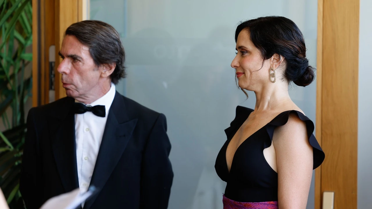 Isabel Díaz Ayuso vuelve a ser la invitada perfecta con falda de su firma sevillana predilecta para su cita con los Reyes
