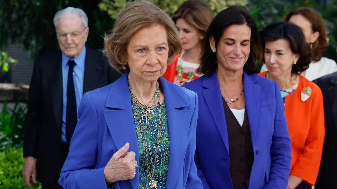 La Reina Sofía activa el modo primavera con una blusa de lo más original y blazer azul eléctrico