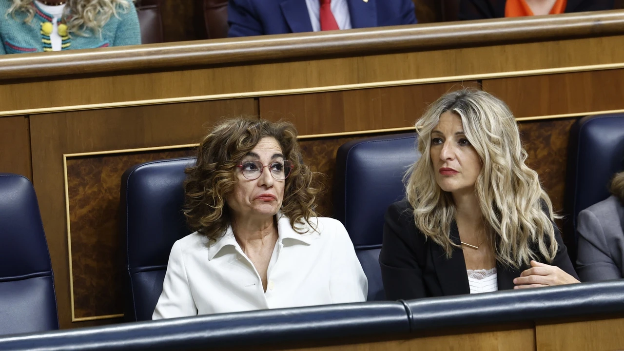El look de básicos de Yolanda Díaz con top lencero para apoyar a Pedro Sánchez es el perfecto para ir a la oficina