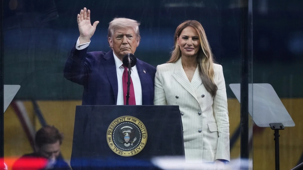 Melania Trump se viste de Letizia con un traje de raya diplomática impecable para el desfile militar en Washington