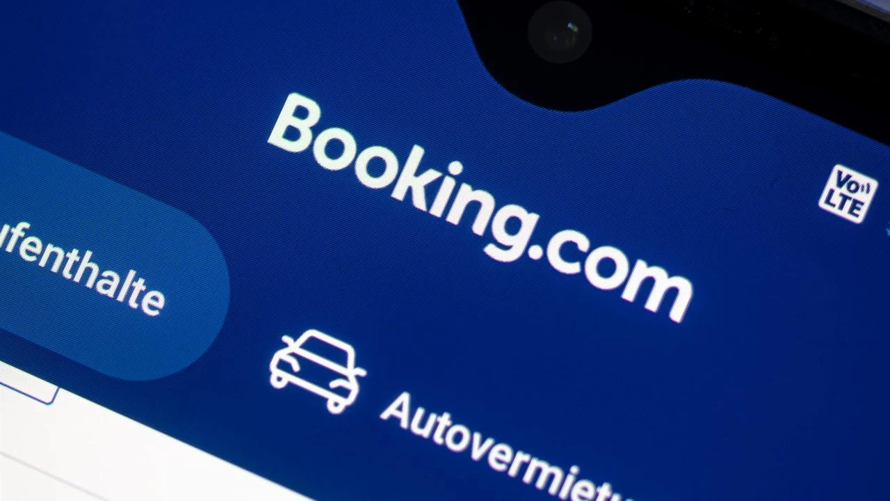 Nuevo golpe a los pisos turísticos: Booking elimina más de 4.000 anuncios ilegales tras un requerimiento de Consumo