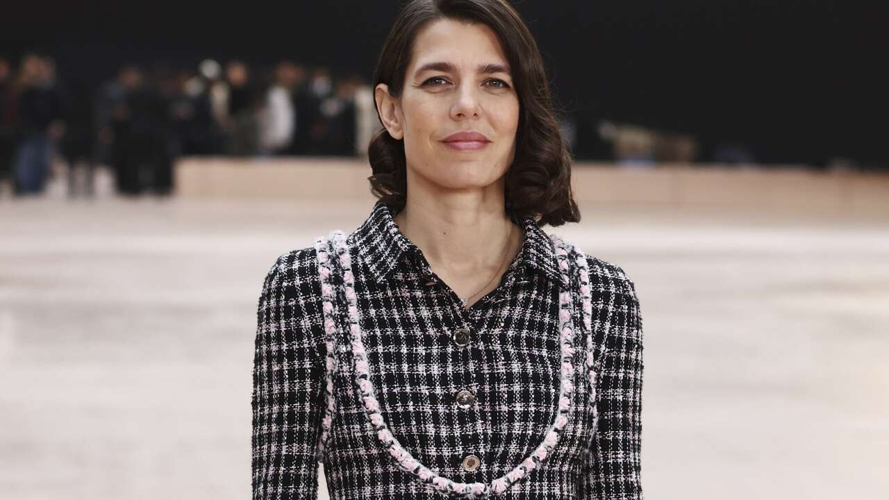 Carlota Casiraghi nos ha conquistado con este mono retro de tweed en el desfile de Chanel en París