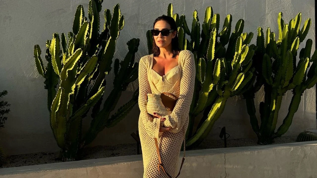 Vicky Martín Berrocal se vuelve a pasar el juego a sus 51 años con el bañador que más estiliza y el vestido red más tendencia