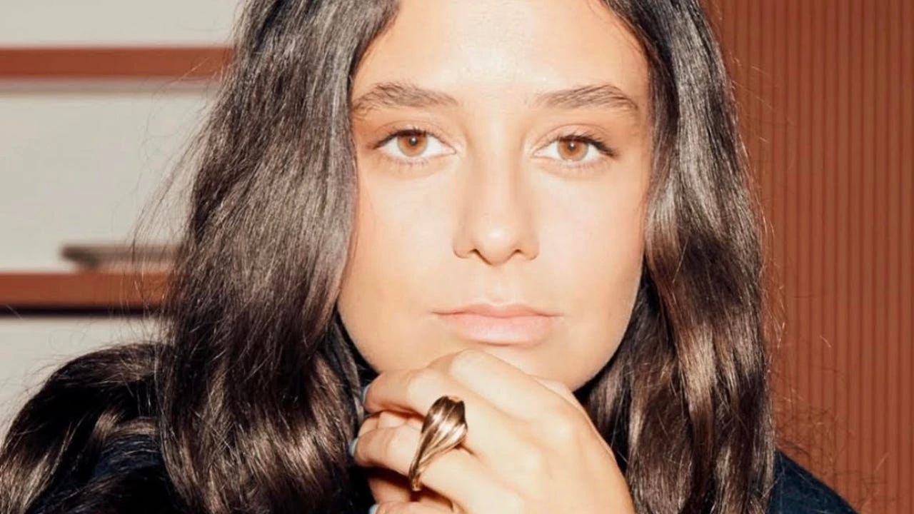 Victoria Federica tiene claro que la blazer de rayas diplomáticas con vaqueros anchos es el uniforme para una noche de chicas