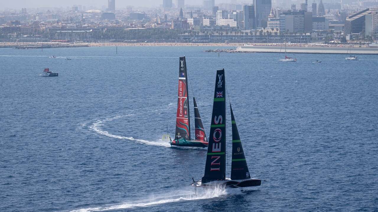 El Emirates Team New Zealand, sin rival en Barcelona