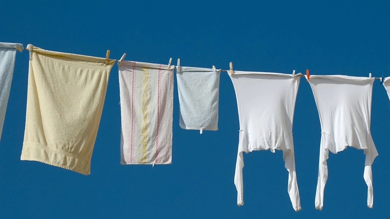 ¿Tiendes la ropa en la terraza o el balcón? Este es el paso que debes hacer si no quieres quedarte sin ella