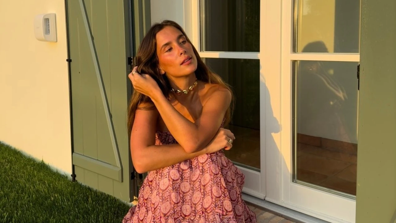 María Pombo se ha ido a las rebajas de Zara para hacerse con el vestido naranja más viral por tan solo 12 euros