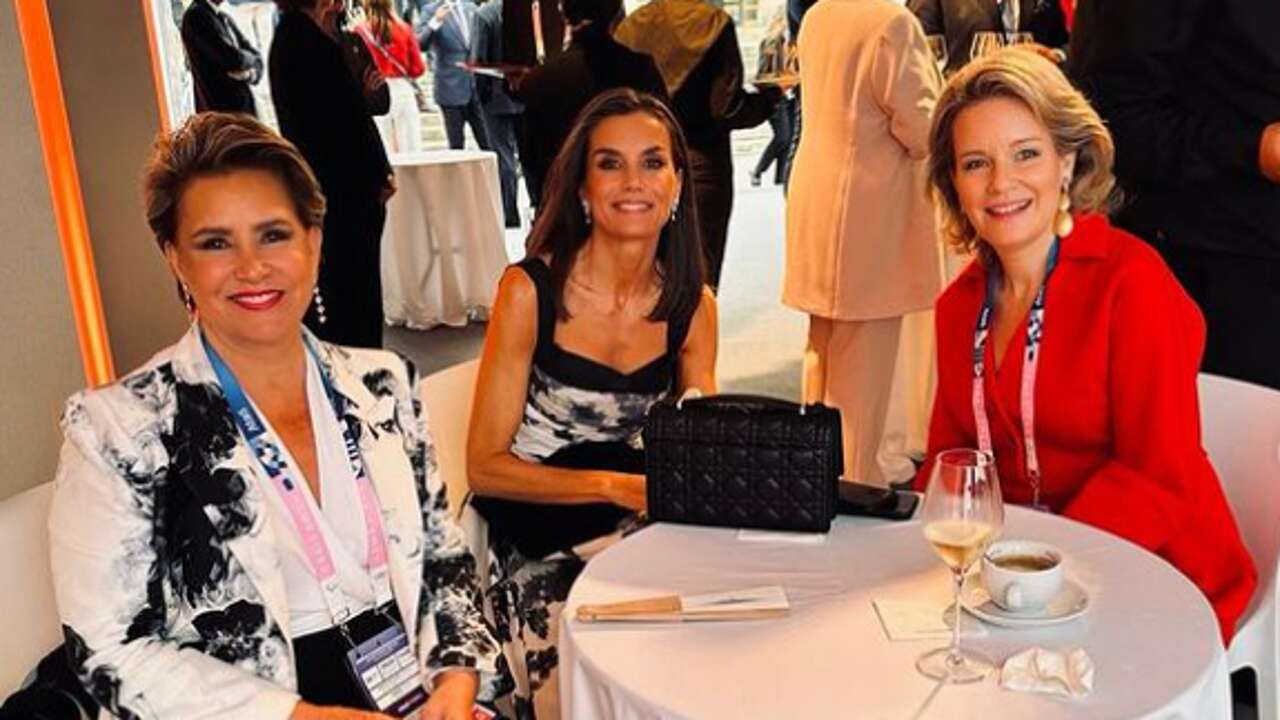 La inusual foto de la Reina Letizia en París: sentada con otras royals entre vinos y cafés