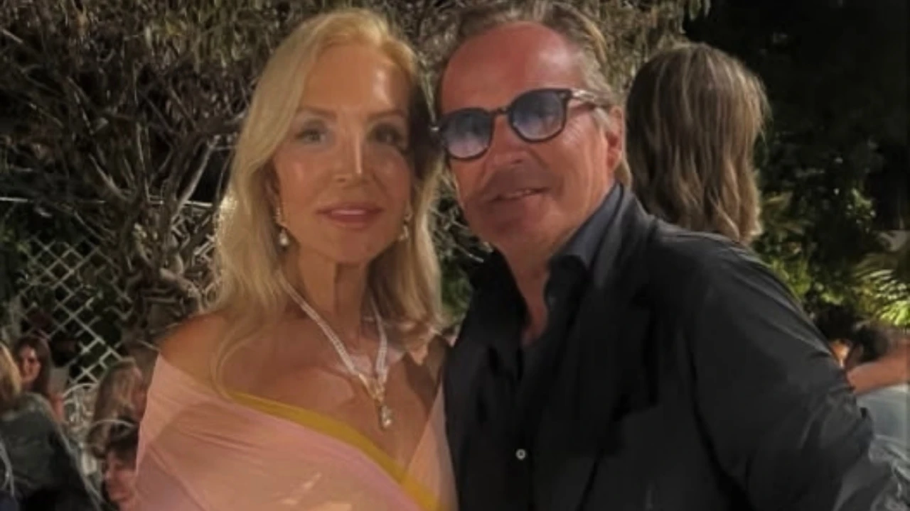 Solo Carmen Lomana podía reinterpretar el icónico 'vestido faja' de los 90 para celebrar su 77 cumpleaños en Marbella