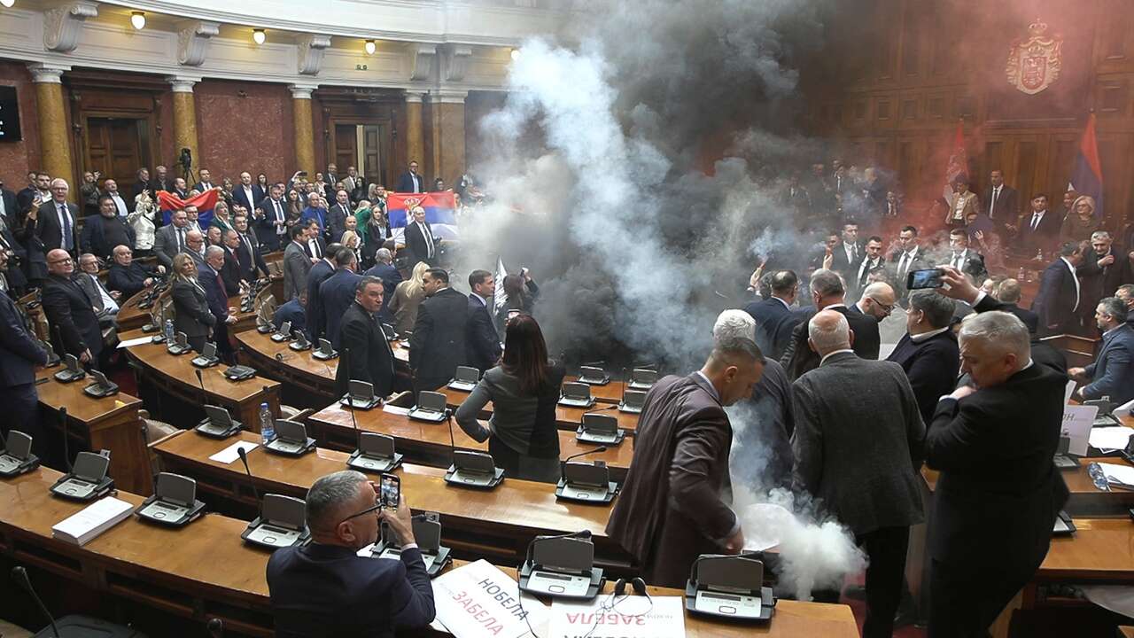 La oposición lanza bombas de humo en el Parlamento de Serbia y deja varios heridos