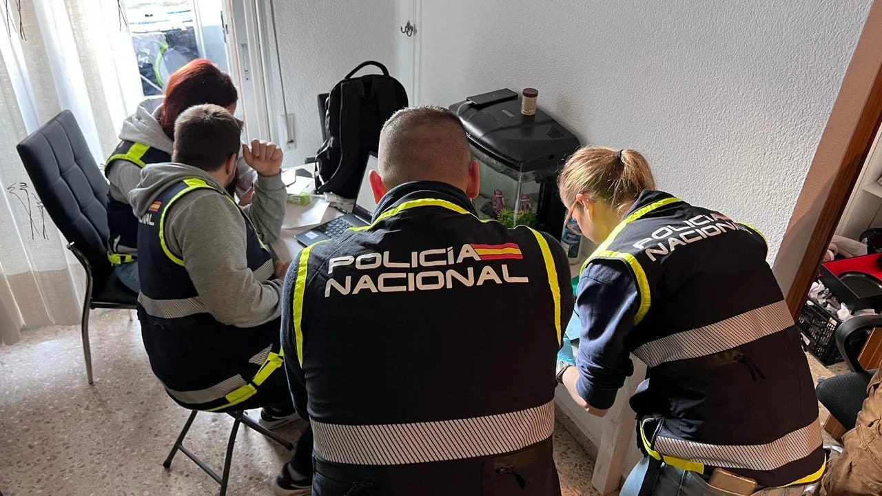 Los policías que rastrean las 