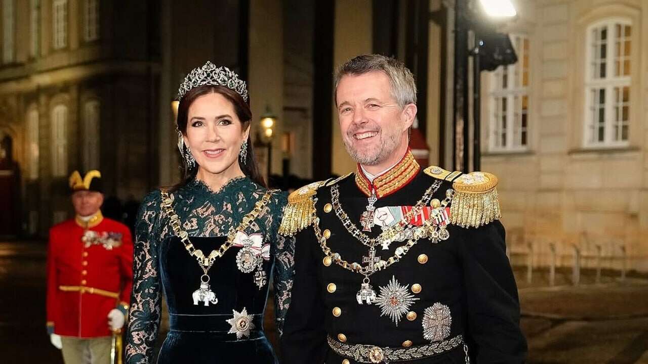 Mary de Dinamarca deslumbra en la cena de gala de Año Nuevo con tiara de esmeraldas y un vestido verde muy especial