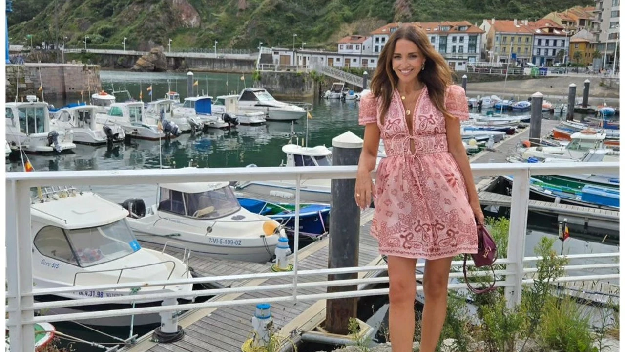 Paula Echevarría disfruta del domingo en su 'pueblin' con su madre y el vestido boho más corto con alpargatas de cuña