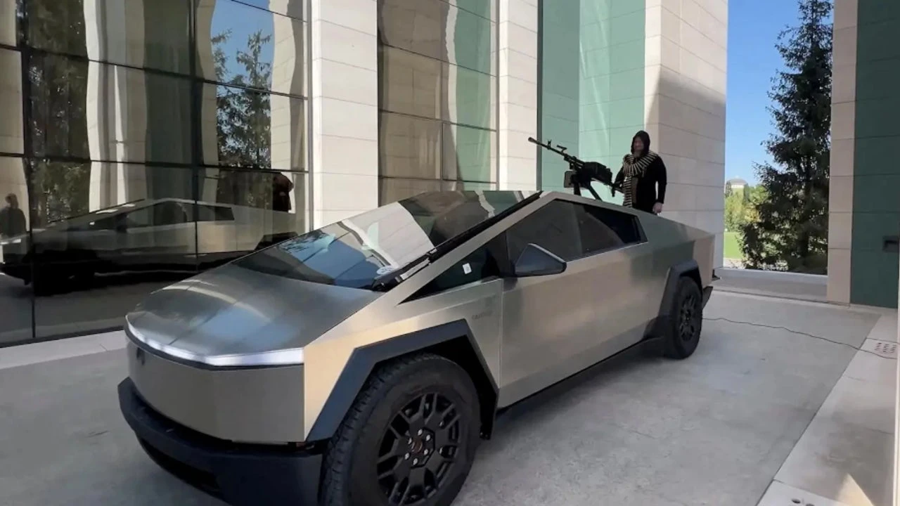 Elon Musk regala al presidente checheno Kadirov un Tesla con ametralladora