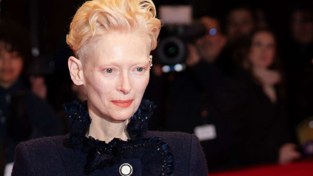 Estamos obsesionadas con el Chanel de Tilda Swinton para deslumbrar a sus 64 años en la alfombra roja inaugural de la Berlinale 2025