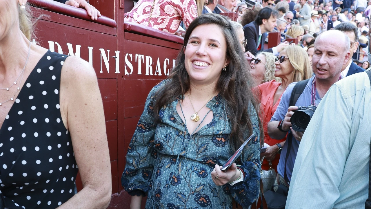 Teresa Urquijo se va sola a los toros a un mes de dar a luz con el vestido bohemio que se ha convertido en el uniforme de su embarazo