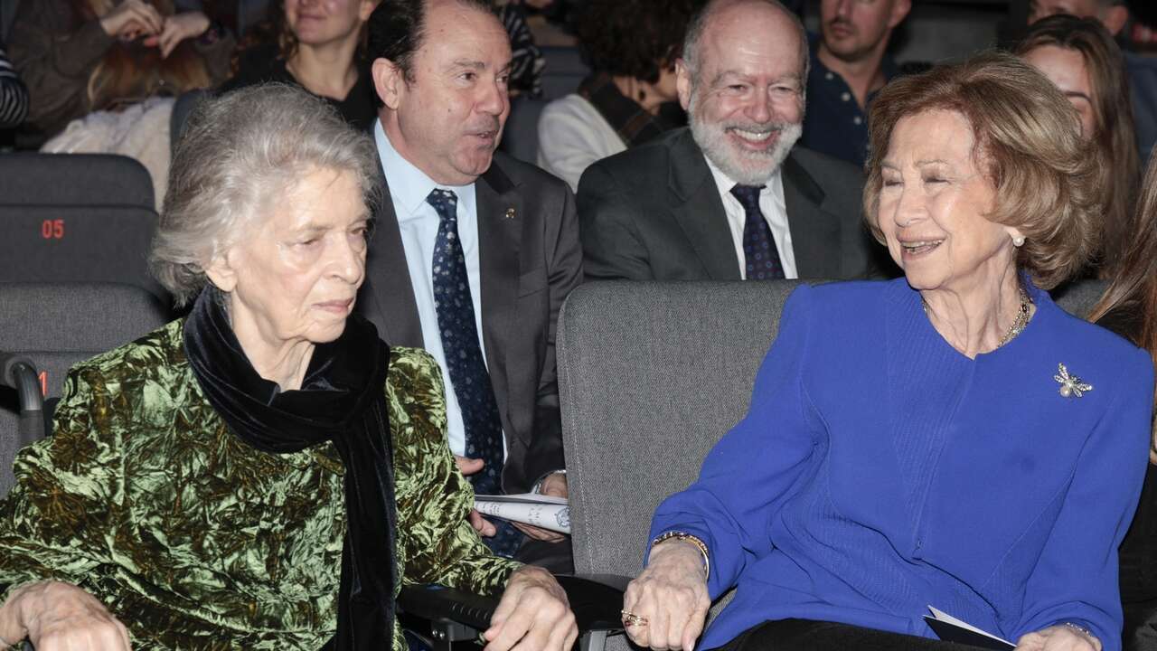 La Reina Sofía, muy divertida con su hermana Irene en ausencia de Felipe y Letizia