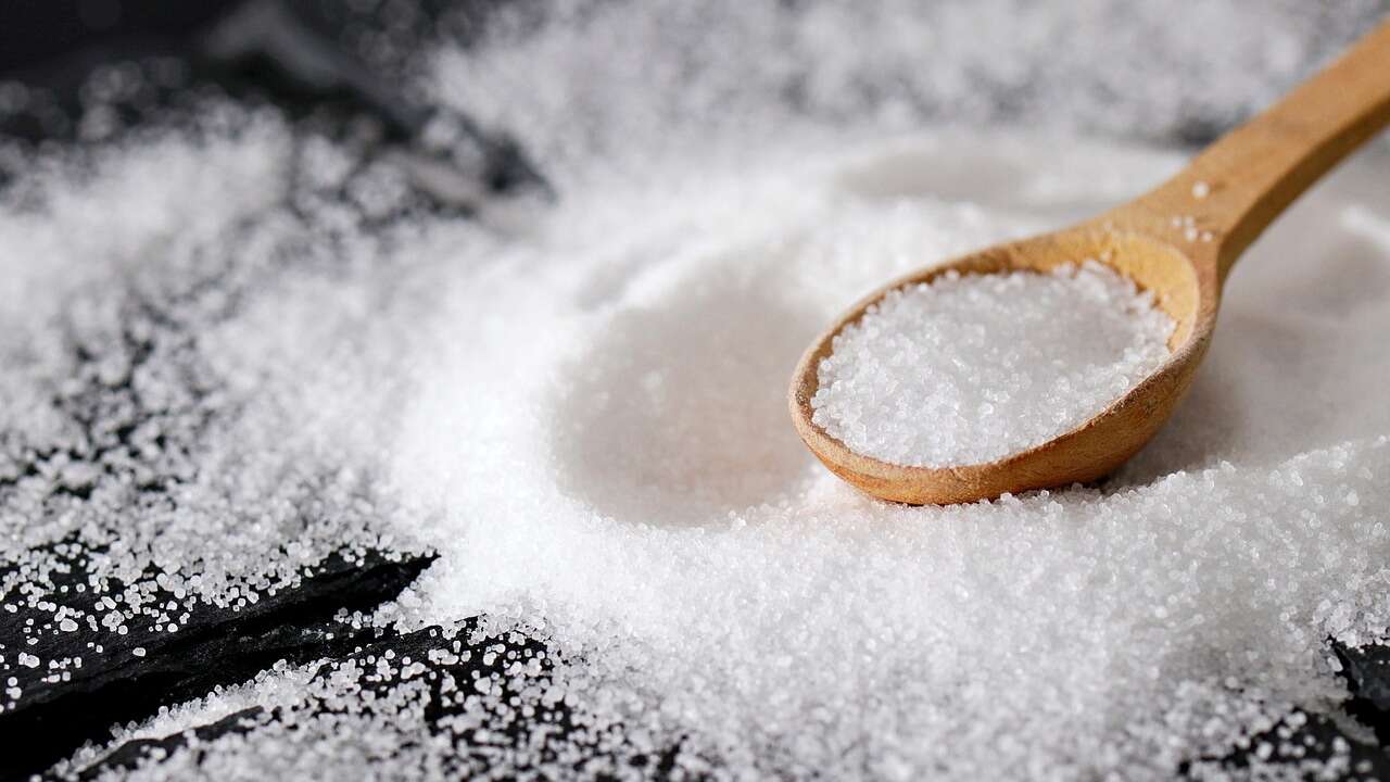 Por qué hay que poner tres cucharadas de sal gruesa en un vaso con agua y para qué sirve