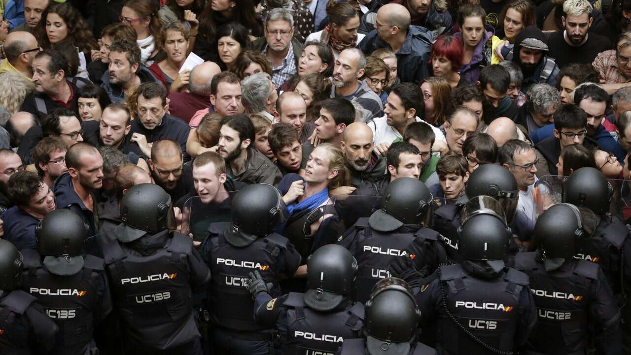 Los cinco agentes de la Policía Nacional olvidados que aún siguen investigados por el 1-O