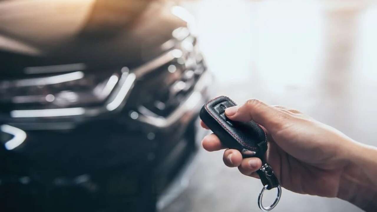 ¿Por qué algunas personas revisan varias veces si han cerrado el coche? Esto dice la psicología