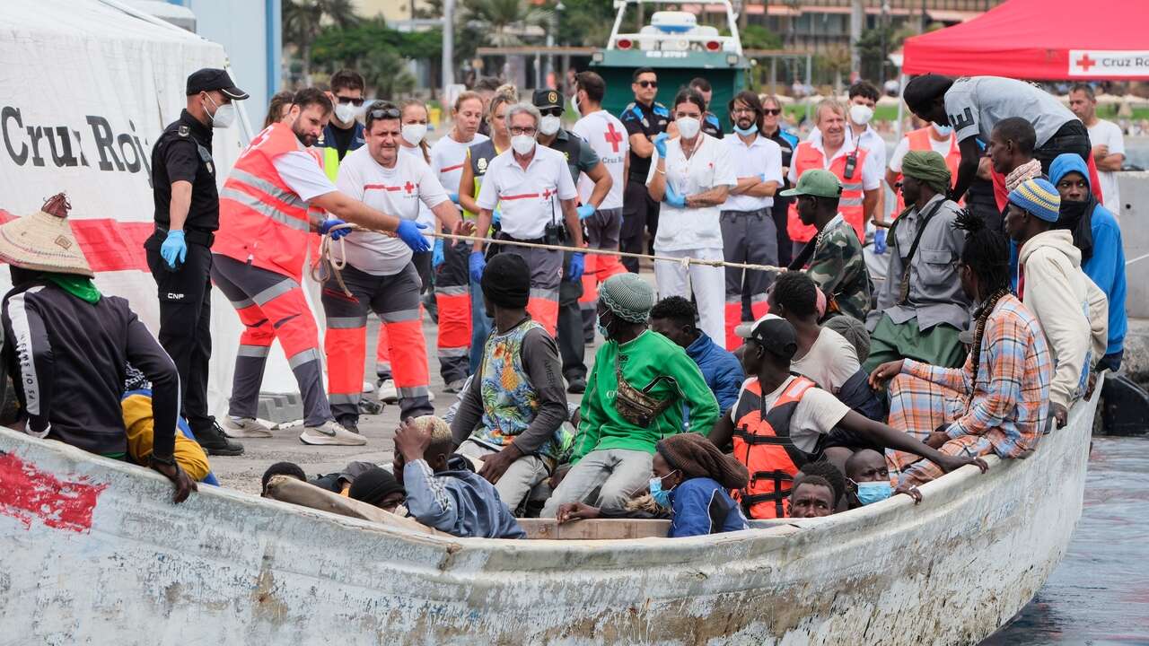 Rescatados otros 496 inmigrantes que intentaban llegar en cayucos a Canarias