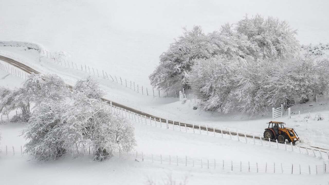 La DGT avisa de posibles afectaciones por acumulación de nieve este domingo en la A-1 y en la A-6 en Madrid