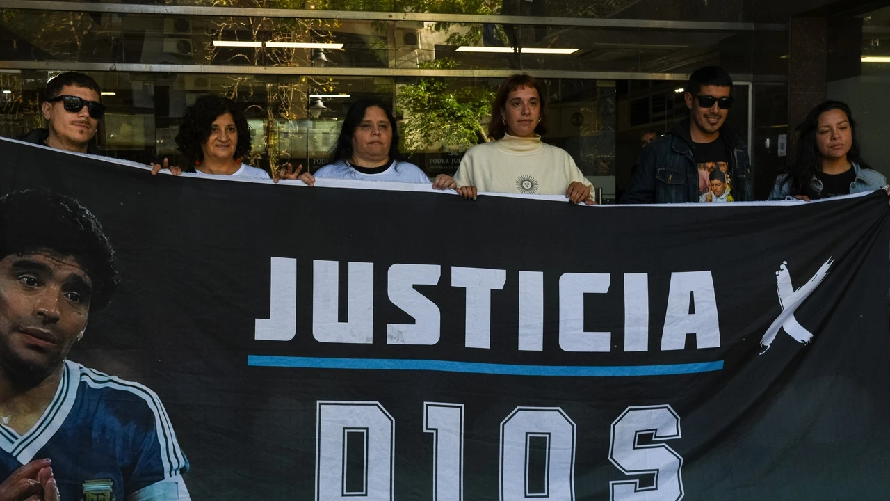 La hija de Maradona ataca en su declaración al médico del astro argentino