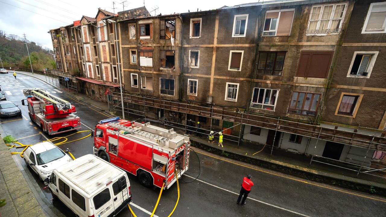 Declaran el riesgo de colapso de los cuatro inmuebles afectados por el incendio de Basauri (Vizcaya)