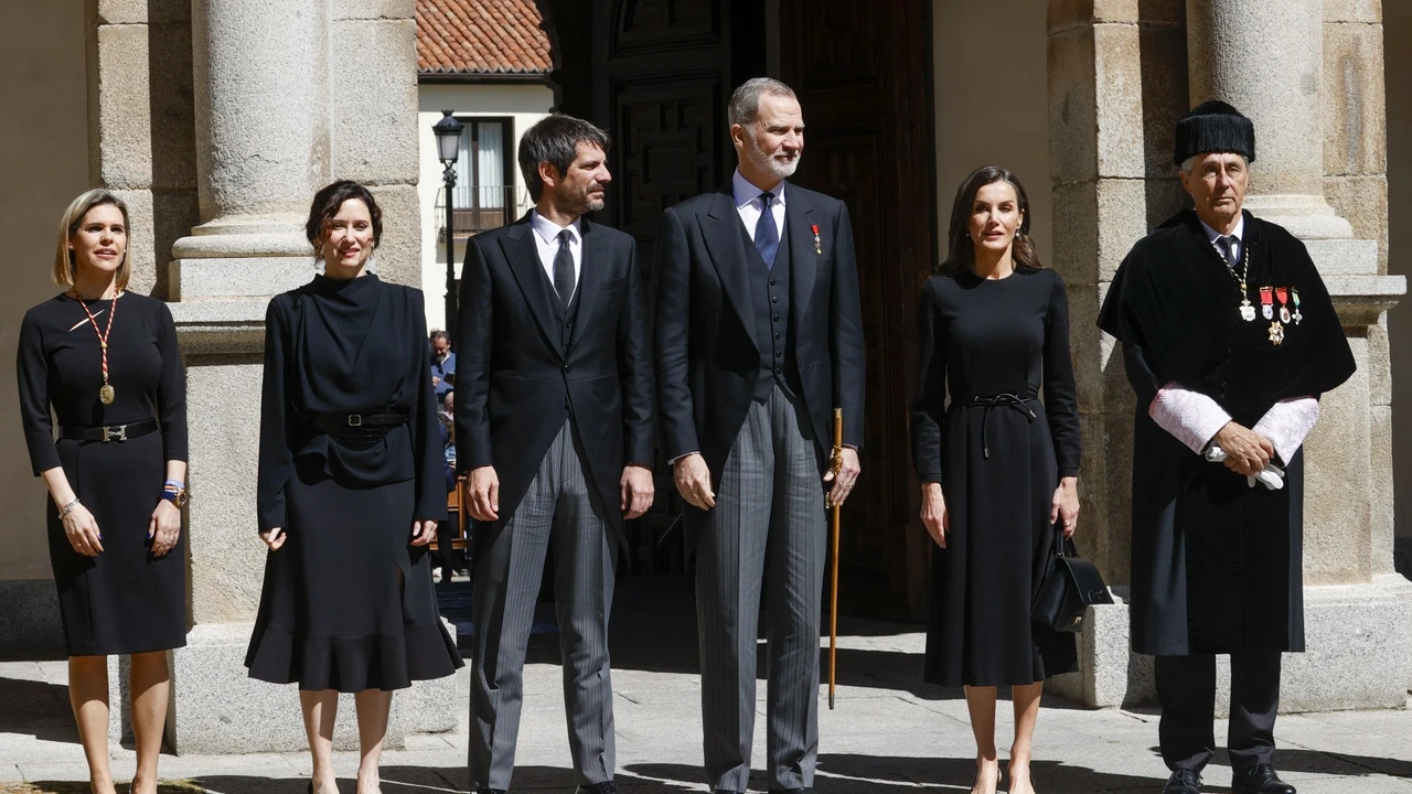 Ayuso se suma al luto de Letizia con este conjunto 'trampantojo' para su cita del Día del Libro 2025