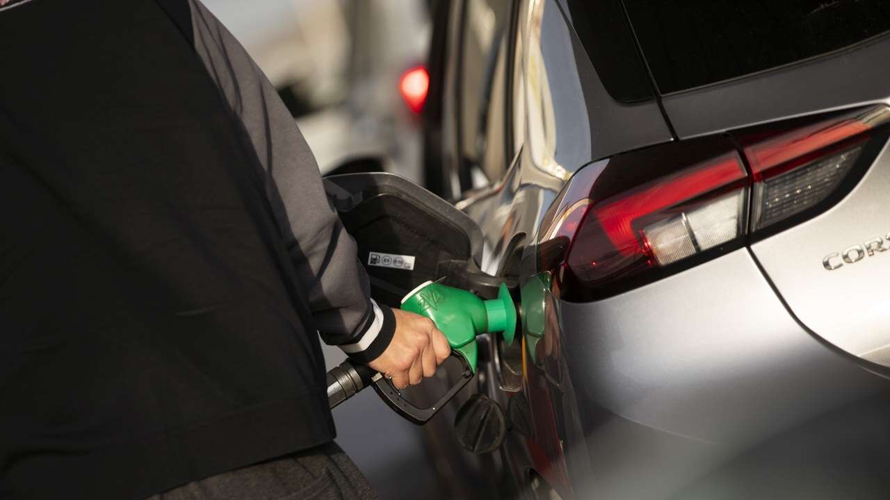 Los carburantes moderan su abaratamiento en plena escalada bélica en Oriente Próximo