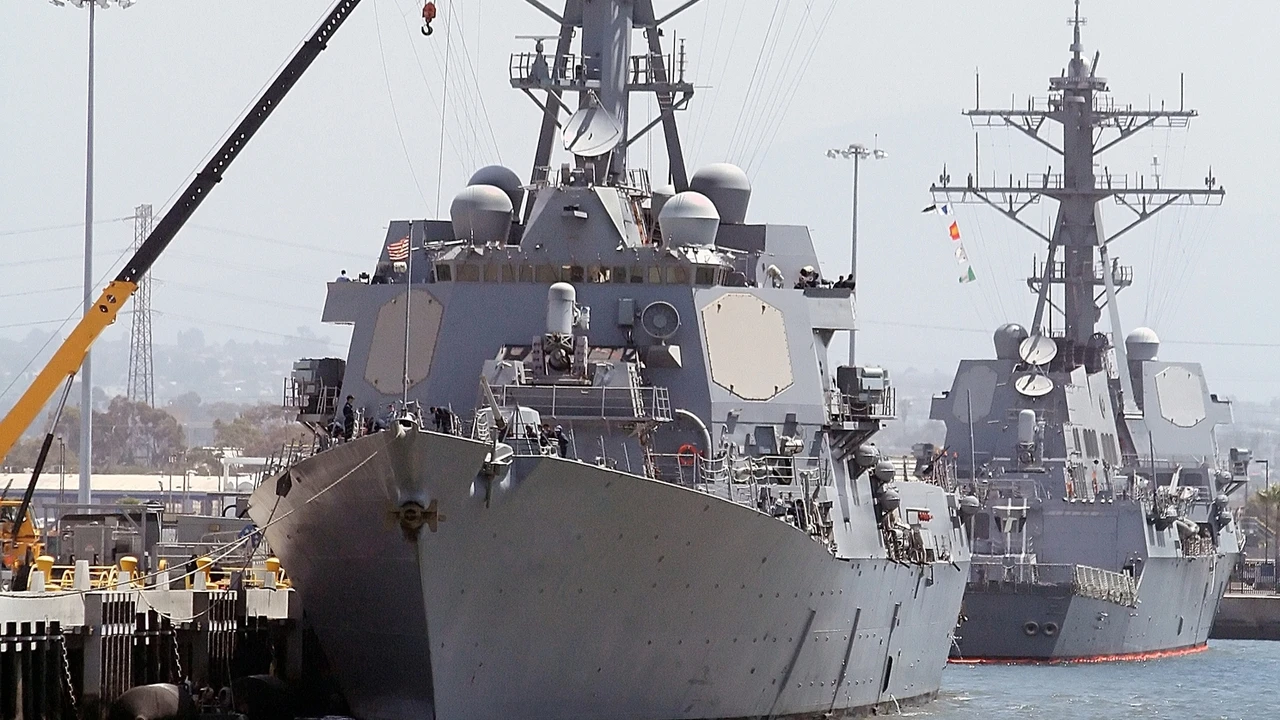 Un buque de guerra estadounidense arde durante 12 horas frente a la costa de Japón