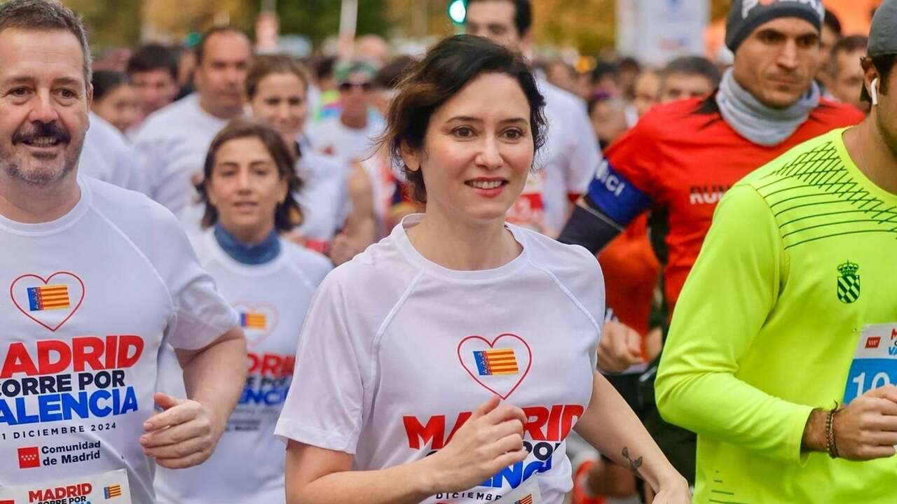 Ayuso vuelve a sacar su lado más sport para sumarse a la carrera solidaria Madrid corre por Valencia