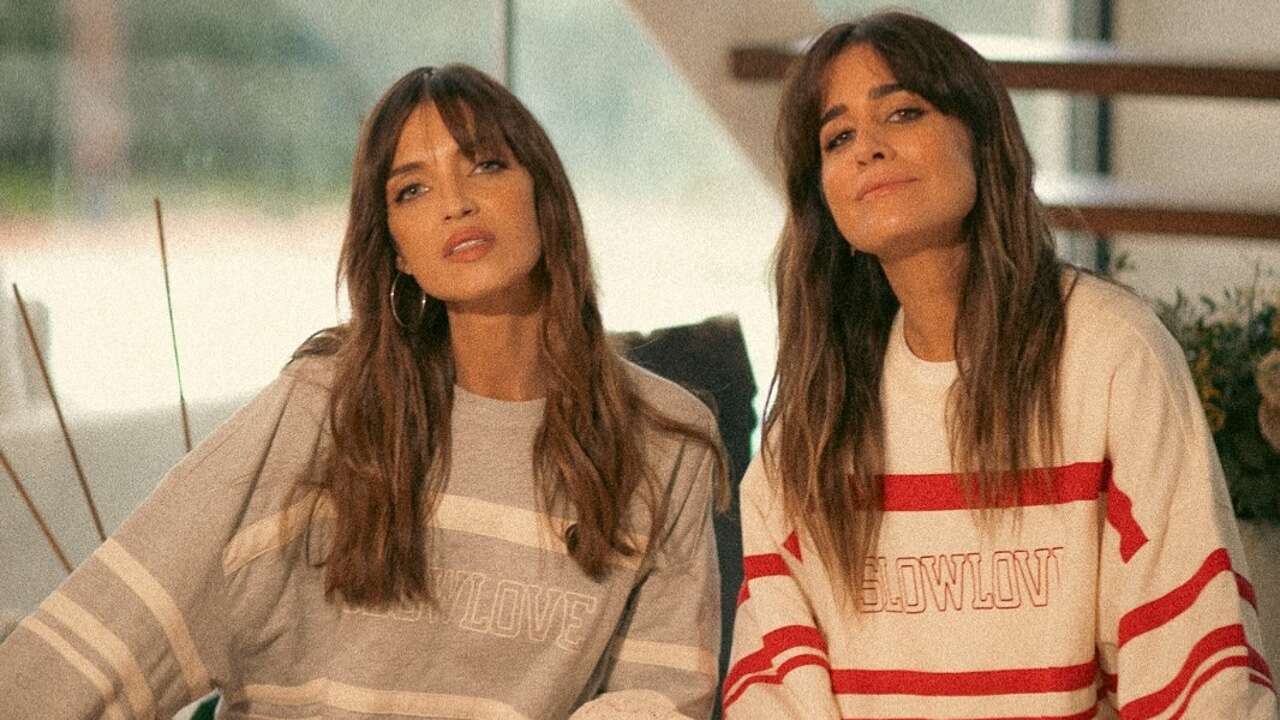 Sara Carbonero e Isabel Jiménez tienen la sudadera con logo que va a ser viral esta primavera