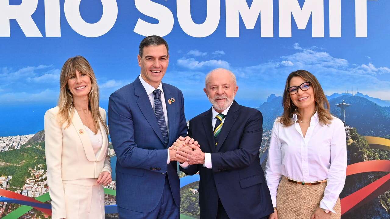 Begoña Gómez se olvida de Valencia (y del luto) con un traje blanco de 'efecto tipazo' en Brasil