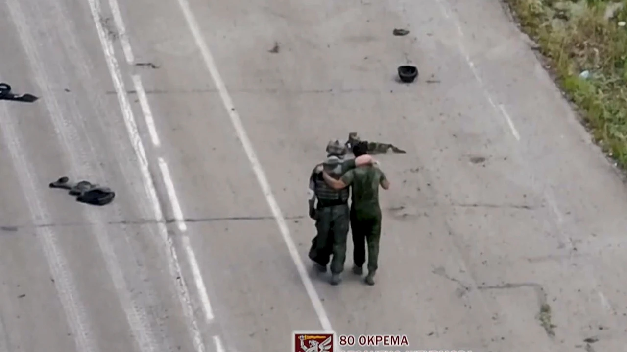 Un vídeo con la cabeza de un soldado ucraniano decapitado por militares rusos causa pavor en Ucrania