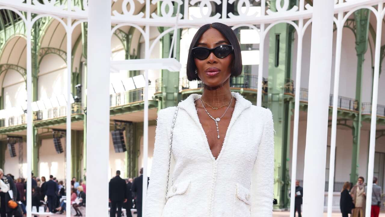 De Naomi Campbell con un maravilloso conjunto de tweed a Carlota Casiraghi en shorts; las invitadas de lujo al desfile de Chanel