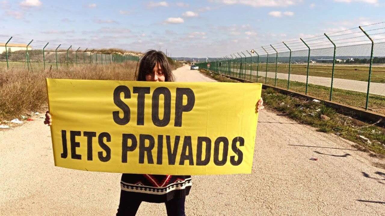 Greenpeace denuncia que tres de los cinco aeropuertos europeos con más vuelos de 'jets' privados son españoles