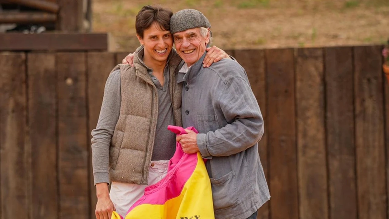 Jeremy Irons se rinde ante Roca Rey y cambia el guion por el capote