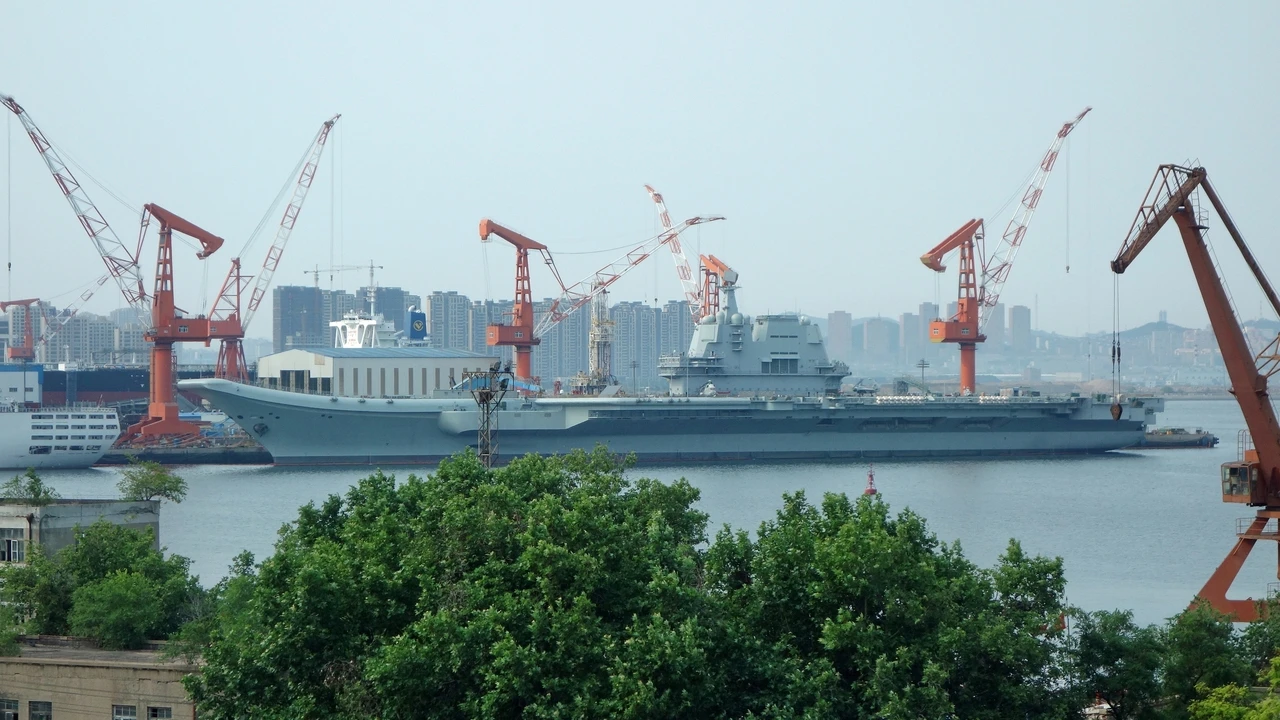 China desafía a EE UU con su portaaviones más moderno en una demostración de fuerza inusual