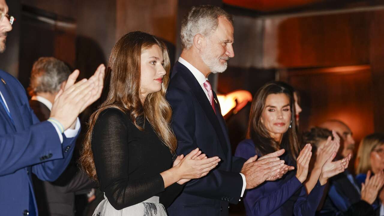 La Princesa Leonor brilla con luz propia con una falda plisada con estampado de flores en el Concierto Premios Princesa de Asturias 2024