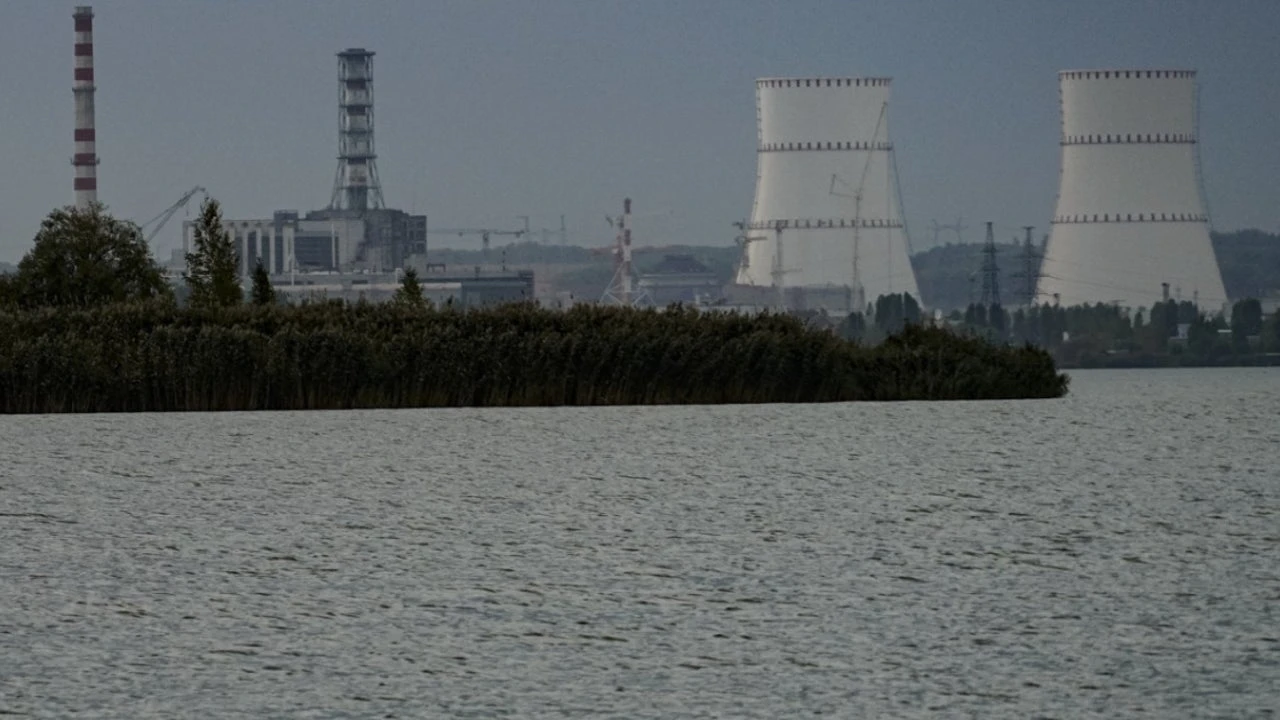 Drones ucranianos golpean a Rusia: gran incendio en una planta nuclear de Kursk y terminal petrolera en la costa báltica