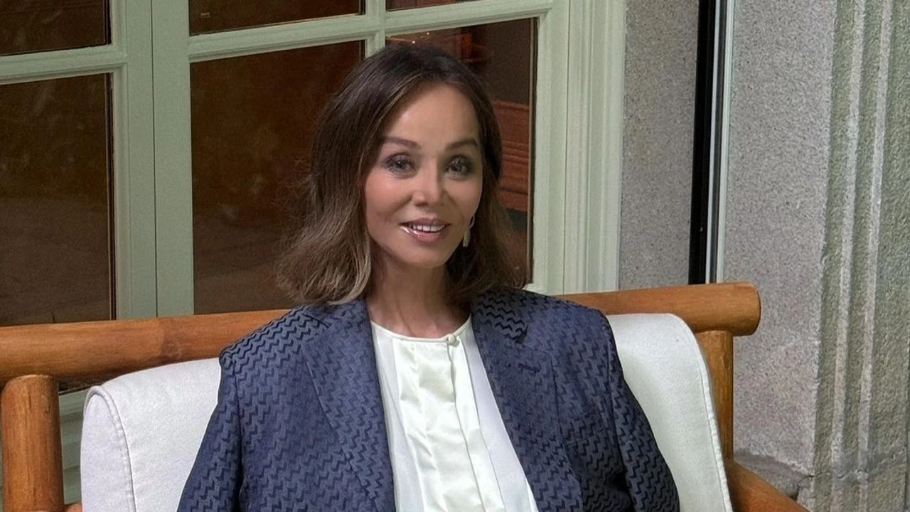 El look más empoderado de Isabel Preysler con vaqueros y alpargatas para felicitar a un hombre muy especial en su vida