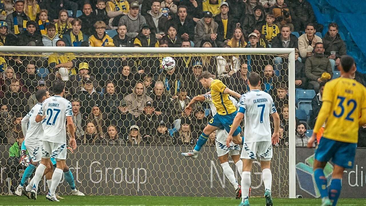 Brondby - Copenhague: Bengalas, lanzamiento de objetos y cargas en el clásico danés