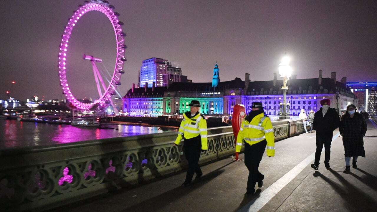 La Policía busca a un joven armado con una ballesta tras la muerte de tres mujeres en Londres