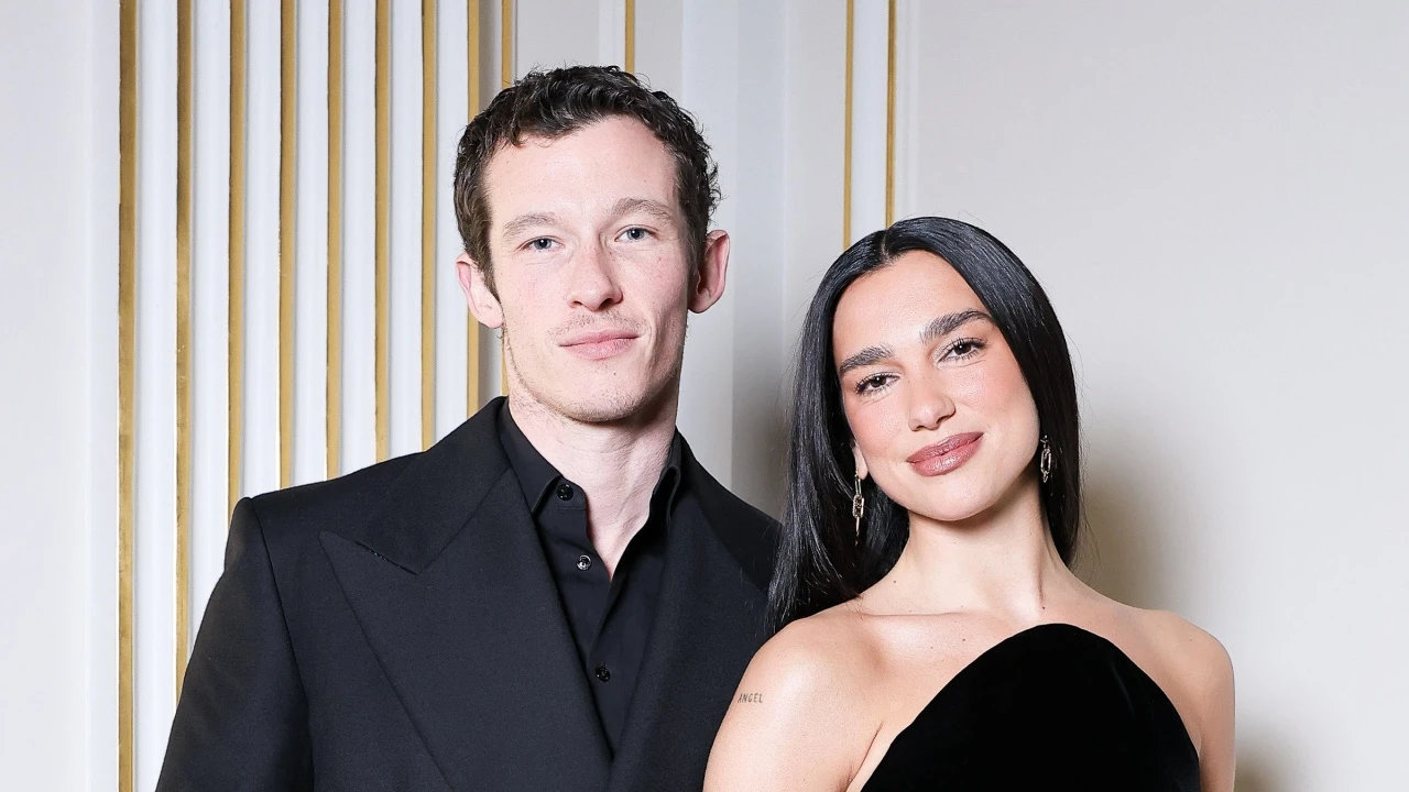 Dua Lipa anuncia su compromiso con Callum Turner: 