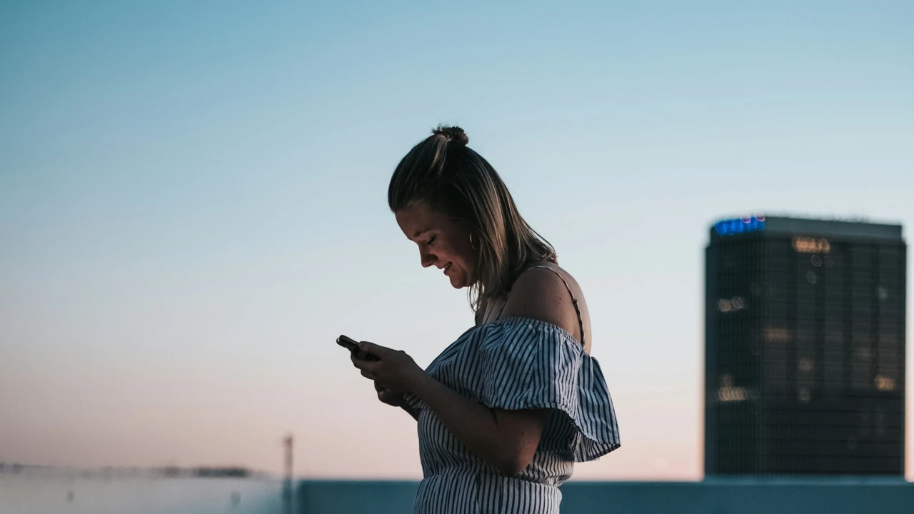 Qué significa que alguien deje tus mensajes en visto, según la psicología